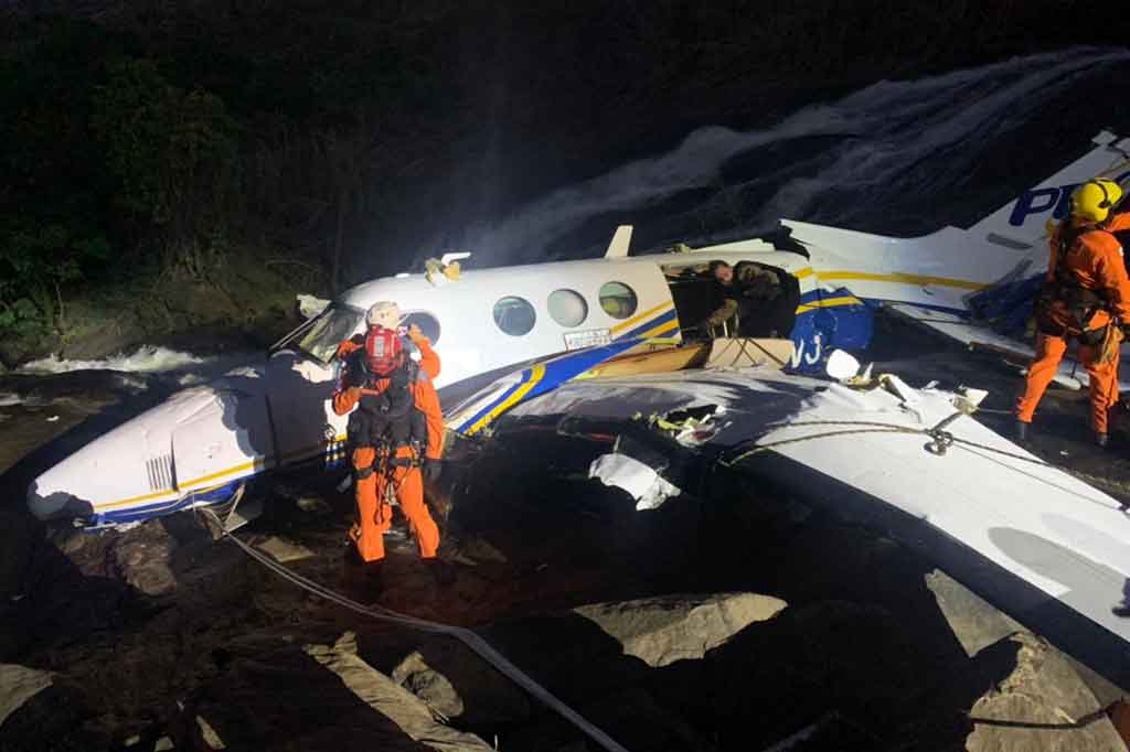 Penyanyi Marilia Mendonca, salah satu yang paling populer dari genre 'sertanejo' di Brasil, meninggal bersama dengan empat orang lainnya dalam kecelakaan pesawat di negara bagian Minas Gerais, Jumat, 5 November 2021 waktu setempat. Mendonca meninggal di usia 26 tahun.