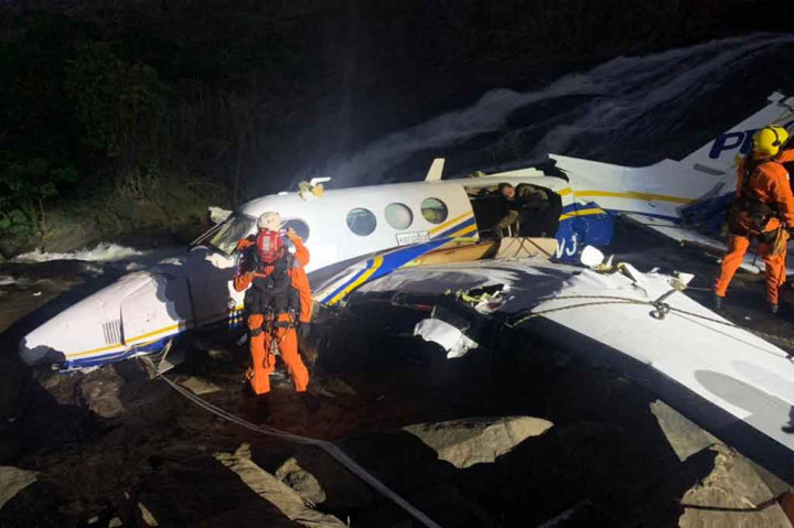 Penyanyi Marilia Mendonca, salah satu yang paling populer dari genre 'sertanejo' di Brasil, meninggal bersama dengan empat orang lainnya dalam kecelakaan pesawat di negara bagian Minas Gerais, Jumat, 5 November 2021 waktu setempat. Mendonca meninggal di usia 26 tahun.