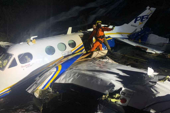 Mendonça sedang bepergian dengan pesawat kecil ke negara bagian Minas Gerais untuk pertunjukan akhir pekan ini ketika pesawat yang dia tumpangi jatuh.