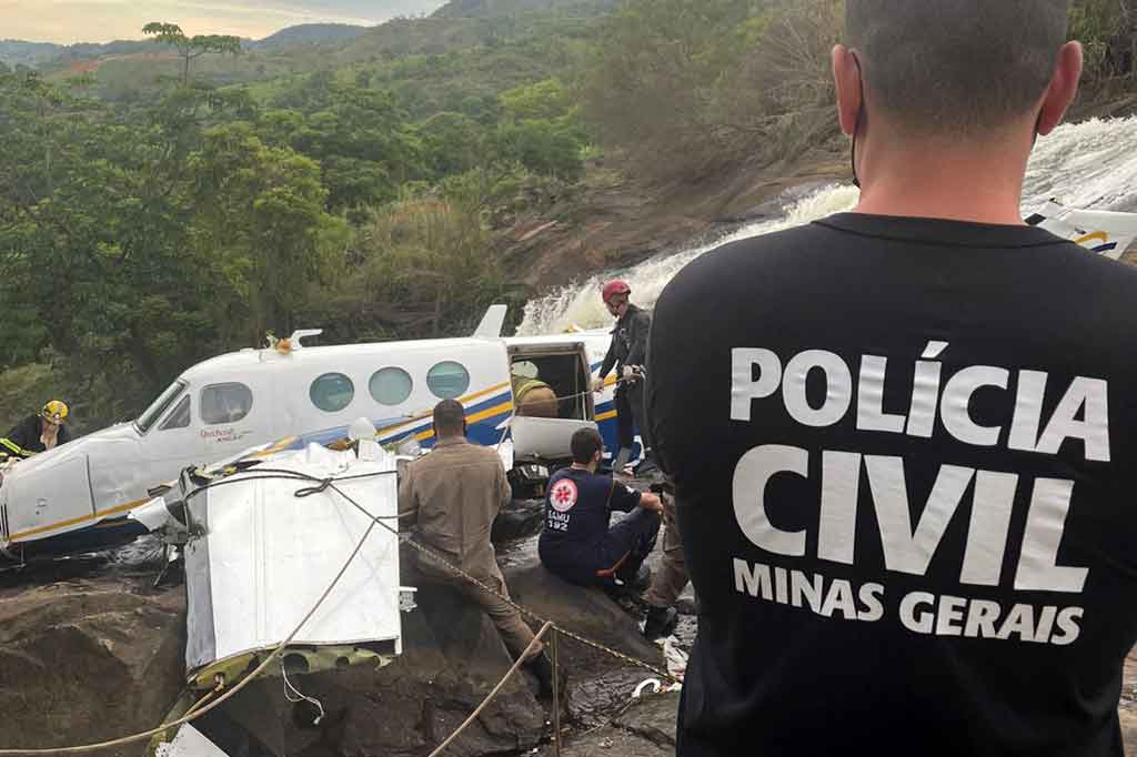 Penyanyi dan empat orang lainnya terbang keluar dari bandara Santa Genoveva di Goiânia Jumat sore, menuju ke Minas Gerais, dan jatuh wisata air terjun di Piedade de Caratinga, di Vale do Rio Doce.