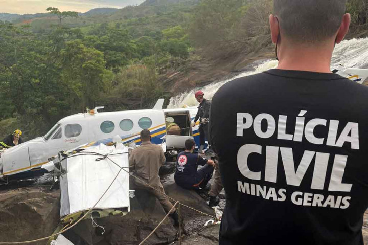 Penyanyi dan empat orang lainnya terbang keluar dari bandara Santa Genoveva di Goiânia Jumat sore, menuju ke Minas Gerais, dan jatuh wisata air terjun di Piedade de Caratinga, di Vale do Rio Doce.