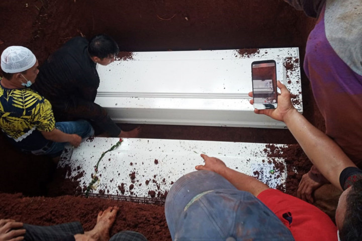 Jenazah Vanessa Angel dan suaminya, Febri Andriansyah (Bibi), telah dimakamkan di Tempat Pemakaman Umum (TPU) Islam Malaka, Ulujami, Pesanggrahan, Jalarta Selatan, Jumat, 5 November 2021 pagi. Kedua jenazah tiba di lokasi pemakaman sekitar pukul 09.00 WIB.