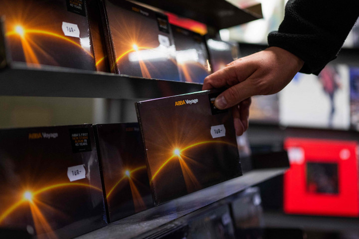 Voyage ditayangkan pada Kamis, 4 November 2021 tengah malam di berbagai zona waktu, untuk menyenangkan para penggemar lama mereka di seluruh dunia.