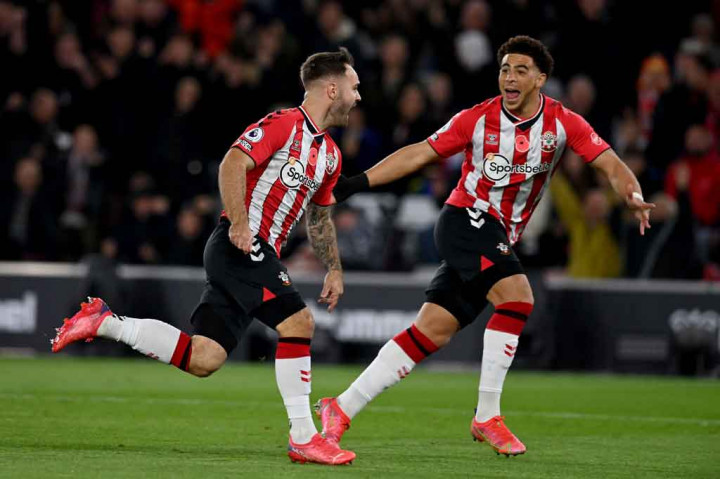 Pada laga yang digelar di Stadion St Mary's, tuan rumah berhasil unggul cepat saat pertandingan baru berjalan tiga menit lewat sepakan keras Adam Armstrong.
