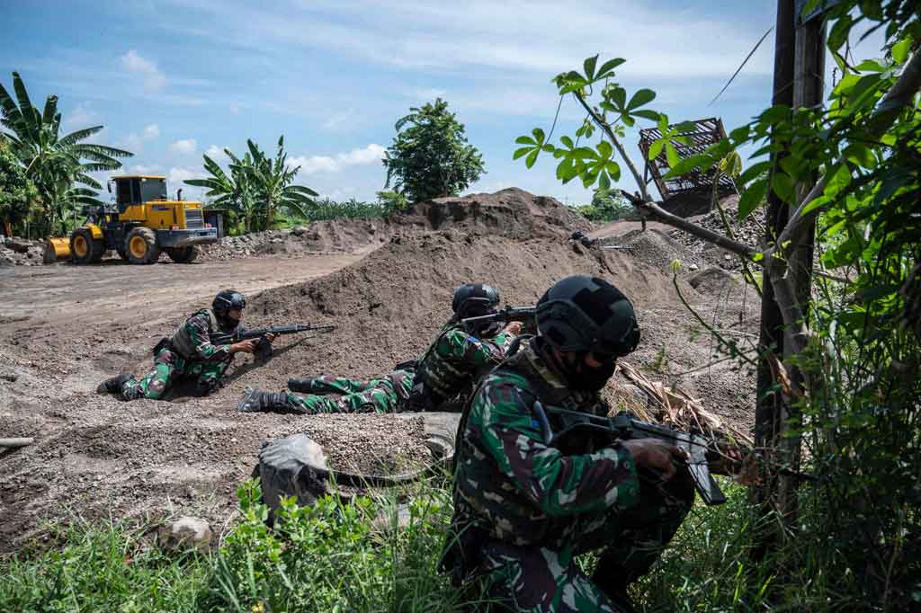 Dalam latihan itu, para personel terbagi dalam isolasi sasaran (penyekatan), penguasaan pancangan kaki atau penempatan senjata bantuan(Senban), serta serangan ke dalam kota dan pembersihan.