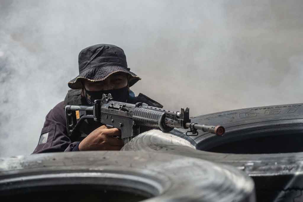 Selanjutnya melumpuhkan instalasi komunikasi musuh, dan menempatkan 1 tim sniper taifib untuk melumpuhkan penjagaan dan sniper musuh di koridor timur, kemudian 1 peleton lintas heli melaksanakan fast rope guna merebut dan menguasai lantai dua dari pintu timur.