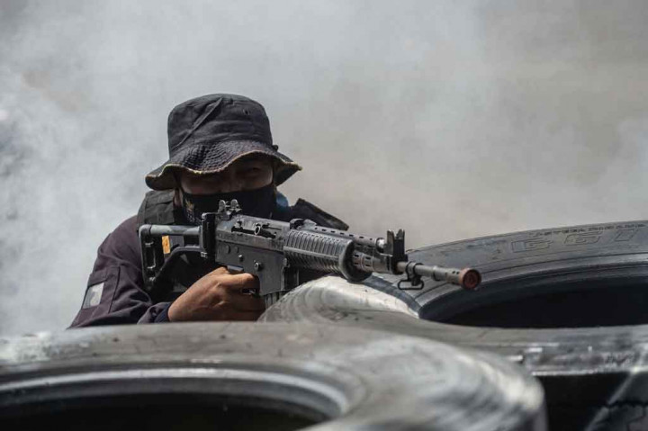 Selanjutnya melumpuhkan instalasi komunikasi musuh, dan menempatkan 1 tim sniper taifib untuk melumpuhkan penjagaan dan sniper musuh di koridor timur, kemudian 1 peleton lintas heli melaksanakan fast rope guna merebut dan menguasai lantai dua dari pintu timur.