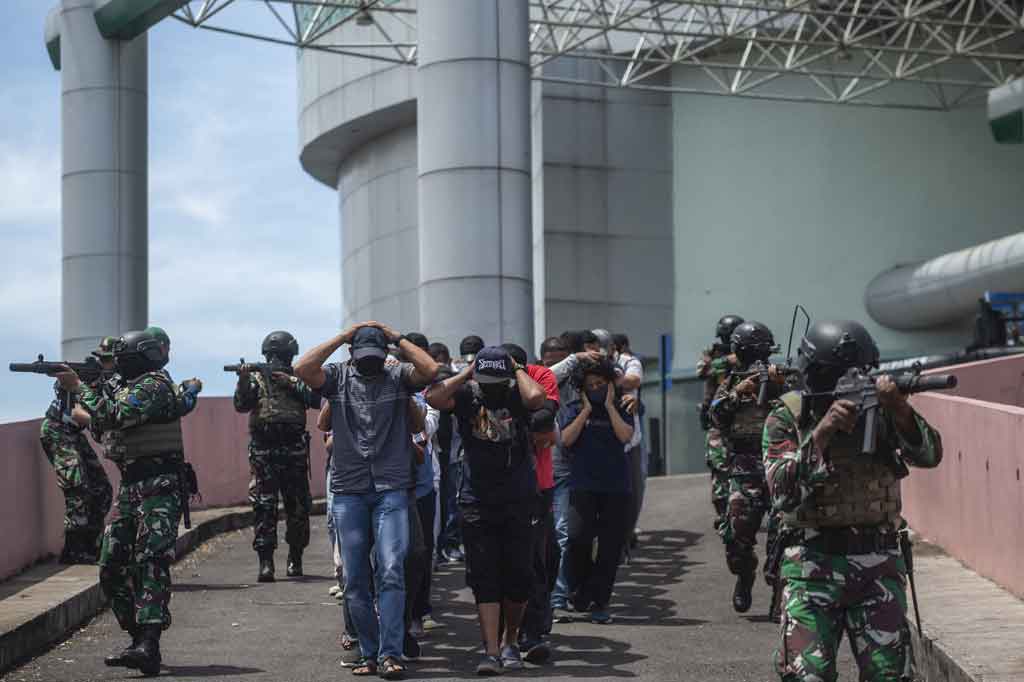 Selanjutnya, pasukan melaksanakan evakuasi warga sipil noncombatan nacuation operations (NEO) dan melaksanakan evakuasi tokoh penting dengan teknik STABO.