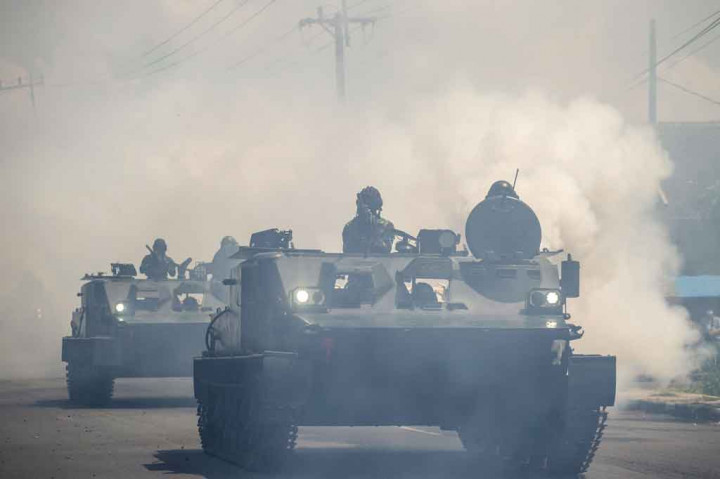 Unsur-unsur peleton tank bergerak menghancurkan kubu-kubu dan senjata bantuan musuh, baterai alteleri medan memberikan bantuan tembakan yaitu granat asap (Simulasi menggunakan amunisi hampa) guna memberikan lindung tinjau tabir manuver pasukan.