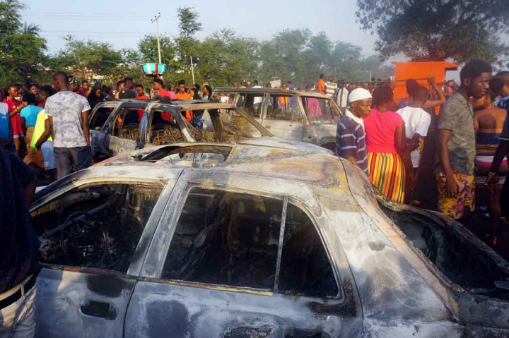 Peistiwa terjadi setelah tangki BBM bertabrakan dengan truk lainnya. Bahan bakar tumpah sebelum menyala dan menghasilkan api yang membakar orang-orang dan kendaraan di persimpangan yang sibuk.