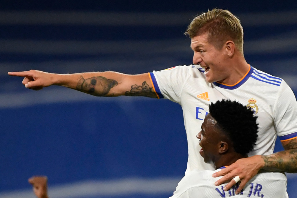 Toni Kroos melakukan selebrasi usai mencetak gol ke gawang Rayo Vallecano dalam lanjutan Liga Spanyol di Santiago Bernabeu, Minggu, 7 November 2021, dini hari WIB.