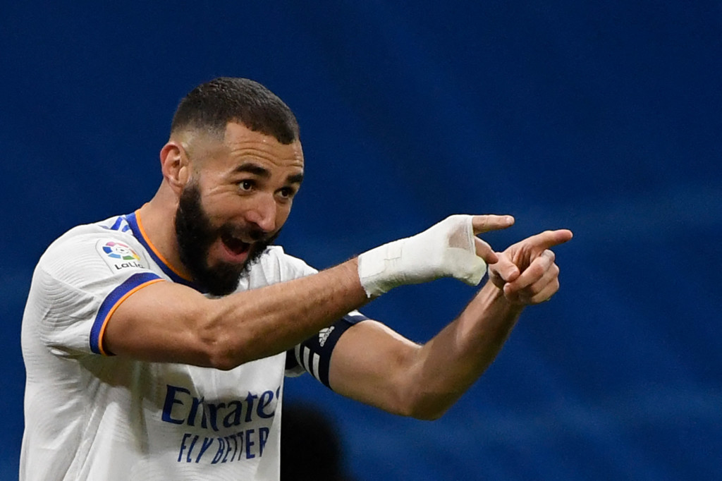 Karim Benzema melakukan selebrasi usai mencetak gol ke gawang Rayo Vallecano dalam lanjutan Liga Spanyol di Santiago Bernabeu, Minggu, 7 November 2021, dini hari WIB.