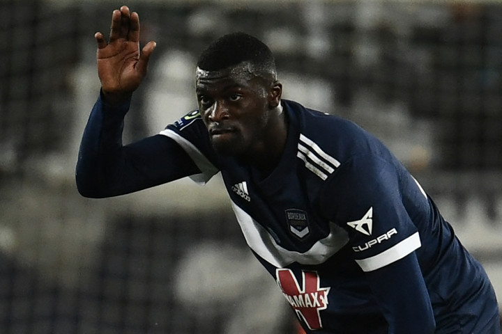 M'Baye Niang melakukan selebrasi usai mencetak gol ke gawang Paris Saint-Germain dalam matchday ke-13 Liga Prancis 2021/2022. 