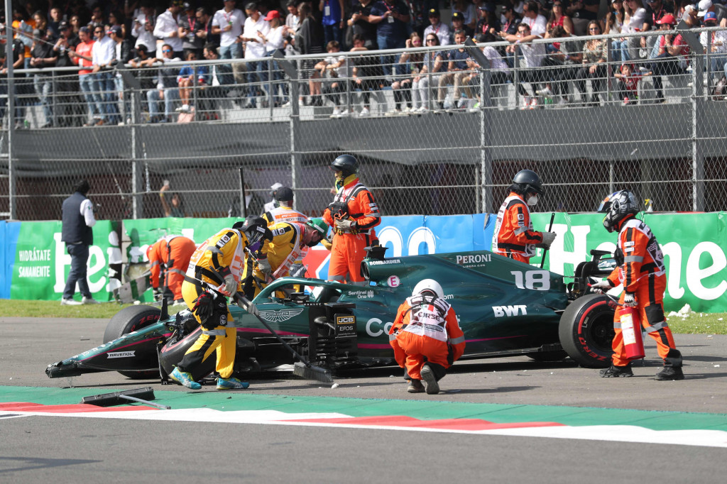 Red flag berkibar kualifikasi dihentikan sementara. Untungnya, Stroll tak mengalami cedera serius dalam insiden ini.