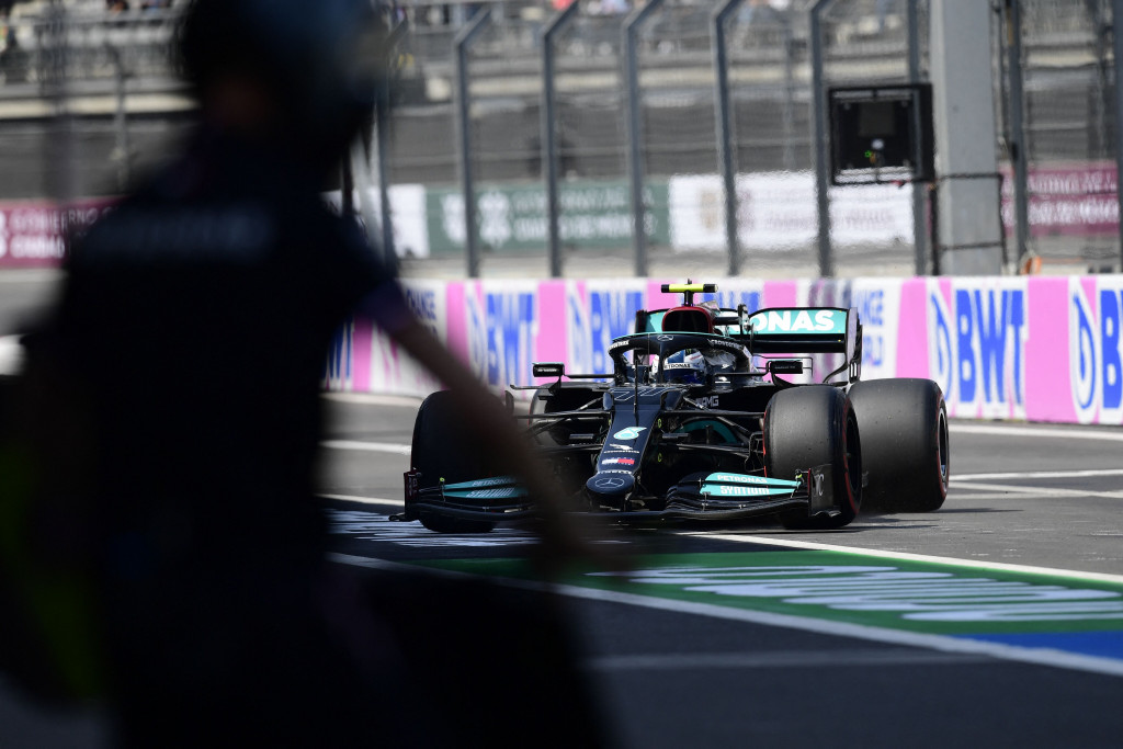 Usai kualifikasi dilanjutkan kembali, Valtteri Bottas langsung tancap gas untuk menjadi yang tercepat di sesi Q1 dengan catatan waktu 1 menit 17,516 detak. Pada Q2, giliran rekan setim Bottas di tim Mercedes, Lewis Hamilton menjadi yang tercepat.