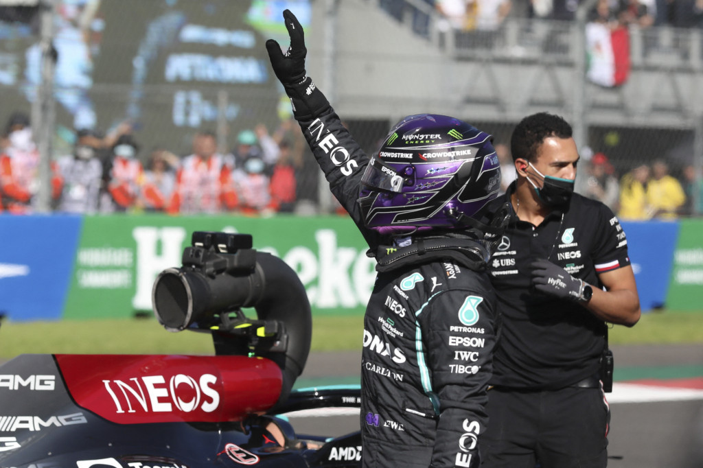 Hamilton menorehkan catatan waktu 1 menit 16,474 detik. Duo Marcedes masih dominan di Q3.