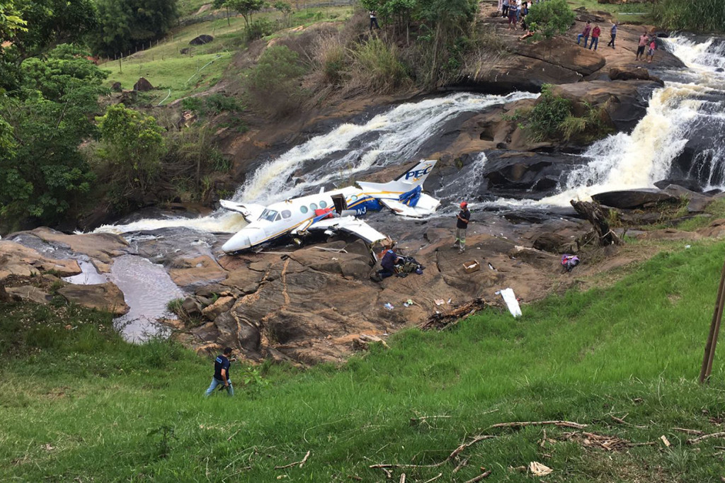 Puing-puing pesawat kecil yang ditumpangi penyanyi country Brasil Marilia Mendonca terlihat di dekat area air terjun di Piedade de Caratinga, negara bagian Minas Gerais, Brasil.