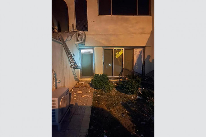 Gambar yang dirilis oleh Kantor Media Perdana Menteri Irak pada 7 November 2021 menunjukkan kerusakan pada kediaman Perdana Menteri Mustafa al-Kadhemi setelah serangan pesawat tak berawak di Baghdad.