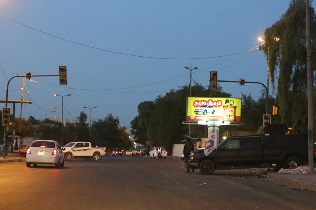 Serangan dilakukan di zona hijau ibu kota Baghdad, di mana ketegangan politik akibat hasil pemilihan umum bulan lalu meningkat.