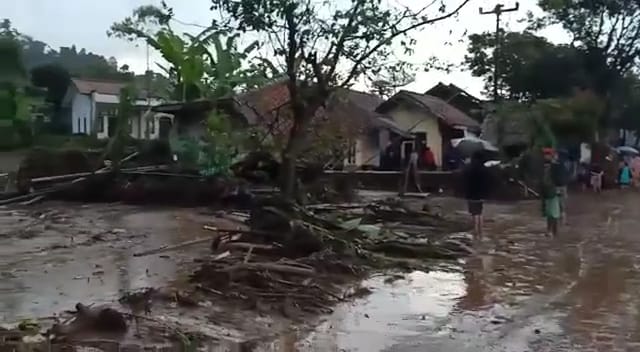 Banjir bandang menerjang satu kampung di Kecamatan Sukaresmi, Kabupaten Garut, Sabtu, 6 November 2021.