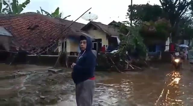 Bencana itu merusak sejumlah rumah dan menyebabkan ratusan warga terisolasi.