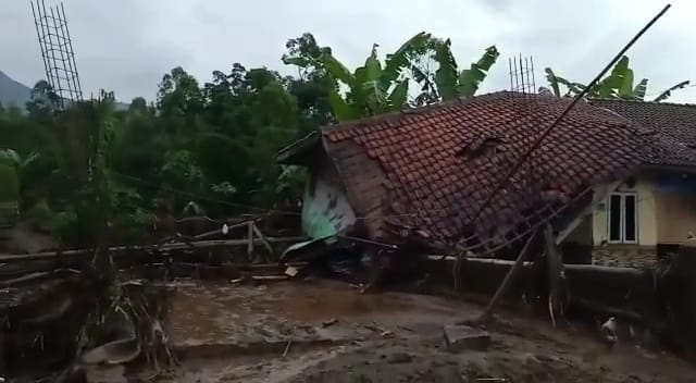 Berdasarkan laporan, banjir bandang terjadi di dua kampung, yaitu Pelag dan Cilegong, Desa Sukalilah, Kecamatan Sukaresmi. Tiga rumah dilaporkan rusak berat, satu jembatan putus, dan satu jembatan lainnya terancam putus.