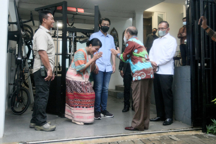 Komisi I DPR mengunjungi rumah calon Panglima TNI Jenderal Andika Perkasa di kawasan Senayan, Jakarta pada Minggu, 7 November 2021, sore. 