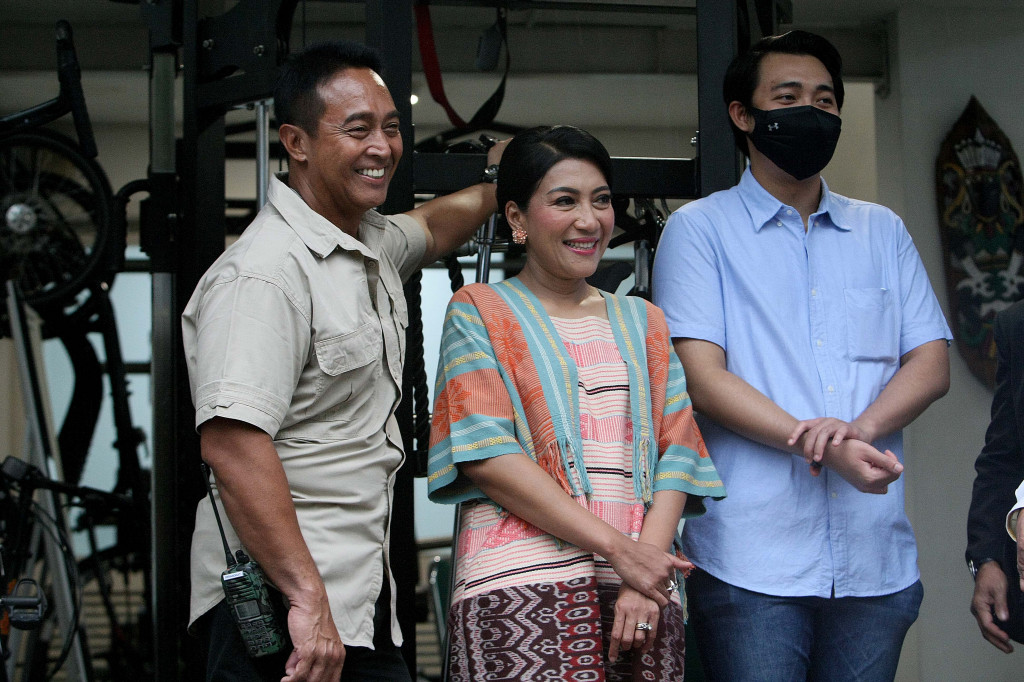 Jenderal Andika Perkasa menyambut kedatangan pimpinan Komisi I DPR didampingi sang istri Diah Erwiany dan anaknya Andrew Perkasa.
