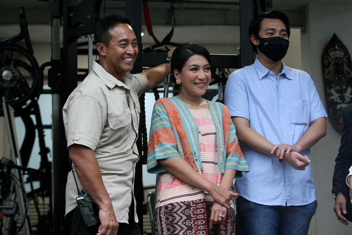 Jenderal Andika Perkasa menyambut kedatangan pimpinan Komisi I DPR didampingi sang istri Diah Erwiany dan anaknya Andrew Perkasa.