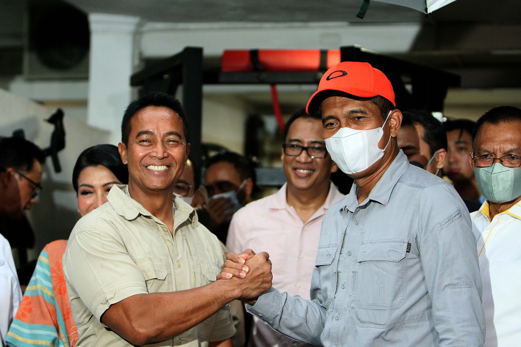 Calon Panglima TNI Jenderal Andika Perkasa (kiri) menjabat Wakil Ketua Komisi I DPR Abdul Haris Almasyari seusai melakukan pertemuan di kawasan Senayan, Jakarta.