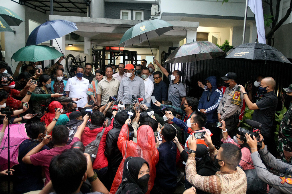 Calon Panglima TNI Jenderal Andika Perkasa (tengah) dan Wakil Ketua Komisi I DPR Abdul Haris Almasyari dan pimpinan lain menjawab pertanyaan wartawan seusai melakukan pertemuan di kawasan Senayan, Jakarta.