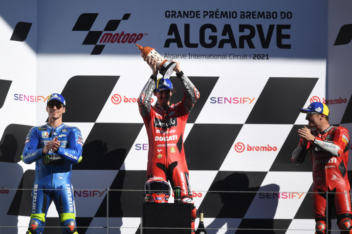 Ada di posisi kedua, Joan Mir dengan jarak 2,478 detik dengan Bagnaia. Melengkapi podium ada rider Ducati lainnya Jack Miller.