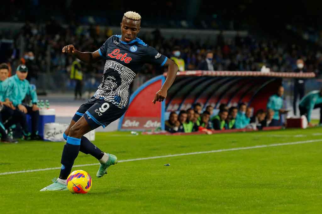 Sejak itu Napoli terus menggempur pertahanan Verona dan nyaris berbalik memimpin tiga menit menjelang turun minum. Sayang tembakan Victor Osimhen membentur tiang gawang.