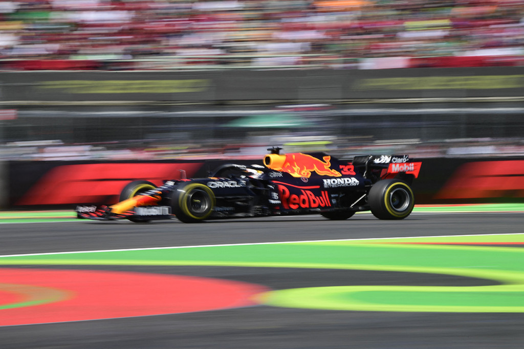 Verstappen yang start di posisi ketiga dalam balapan dengan jeli mengambil jalur luar dan mengerem terlambat untuk mengambil posisi terdepan di tikungan pertama, menyalip duo Mercedes, Valtteri Bottas dan Lewis Hamilton yang memulai balapan dari garis depan.