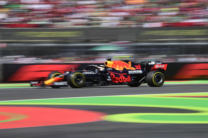 Verstappen yang start di posisi ketiga dalam balapan dengan jeli mengambil jalur luar dan mengerem terlambat untuk mengambil posisi terdepan di tikungan pertama, menyalip duo Mercedes, Valtteri Bottas dan Lewis Hamilton yang memulai balapan dari garis depan.