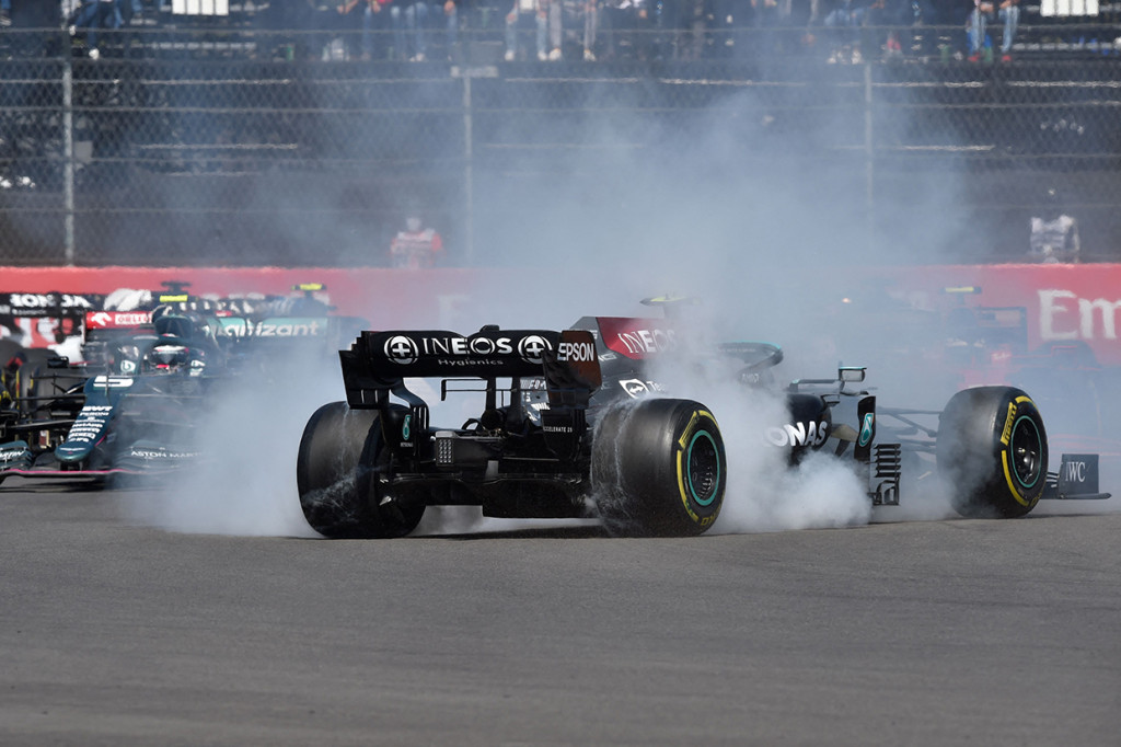 Bottas kemudian mengalami spin setelah bagian belakang mobilnya bersinggungan dengan mobil Daniel Ricciardo dari Mclaren, membuat Hamilton sendirian berada di depan dalam pertarungan Red Bull vs Mercedes, di mana Hamilton berada di posisi kedua, dijepit Verstappen dan pebalap tuan rumah Sergio Perez yang berada di posisi ketiga.
