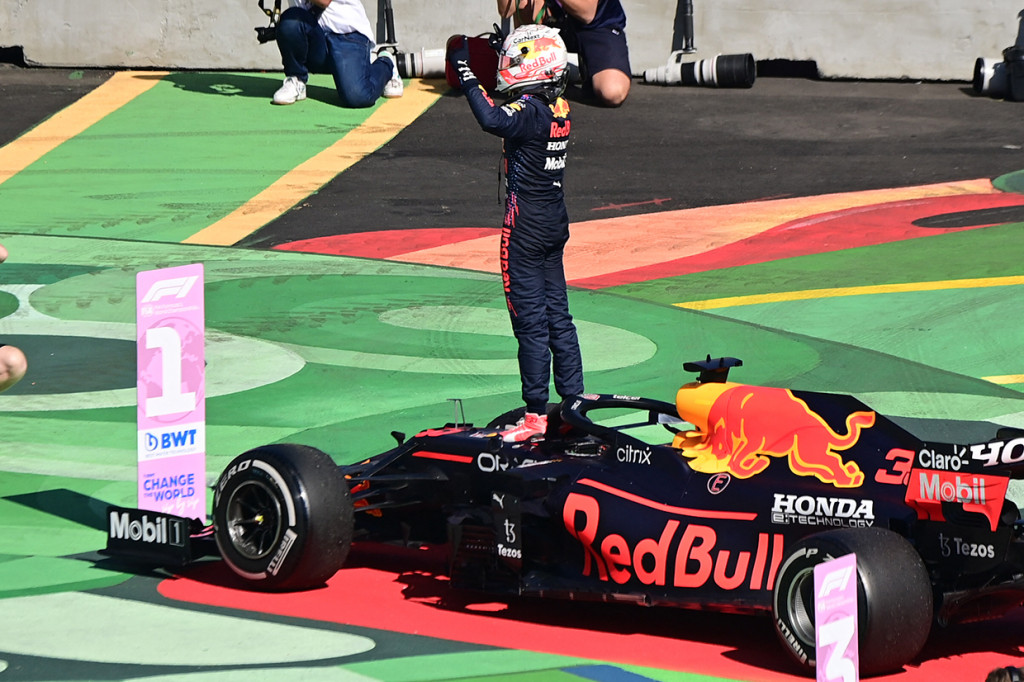 Verstappen melesat menjauh dalam balapan selama 71 lap, dan tak terganggu sama sekali saat memimpin lomba.