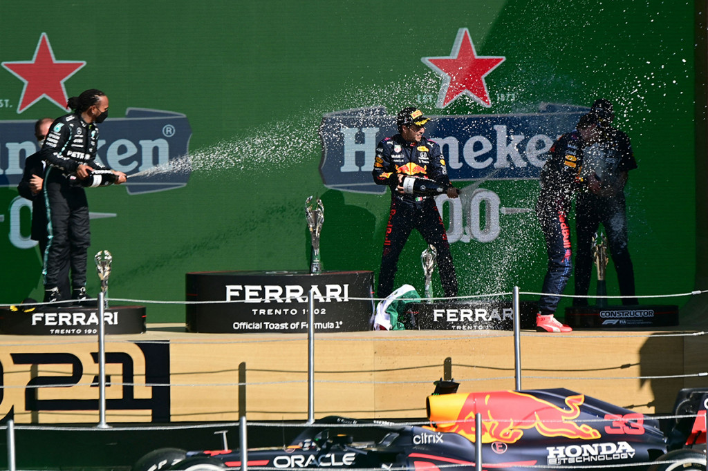Verstappen unggul sektiar 16,5 detik dari Hamilton yang finis kedua, dan harus berjuang keras mempertahankan posisi tersebut dari kejaran Perez yang akhirnya finis ketiga.