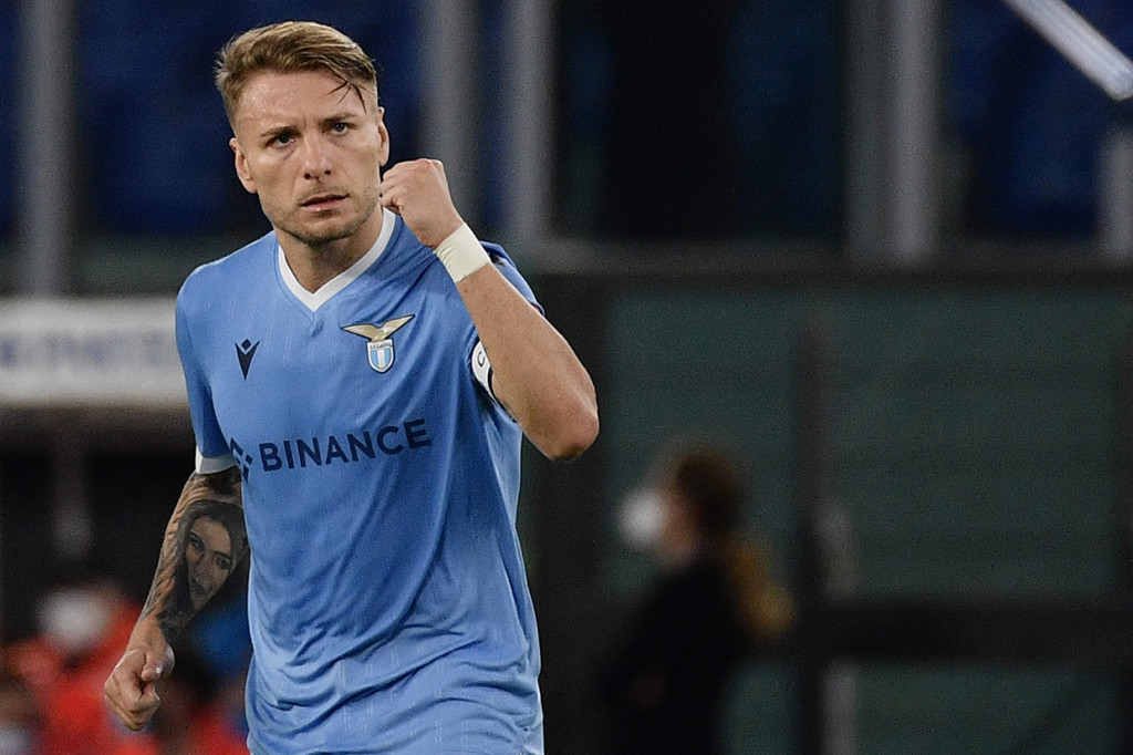 Ciro Immobile melakukan selebrasi usai mencetak gol ke gawang Lazio pada laga lanjutan pekan 12 Liga Italia di Stadion Olimpico.
