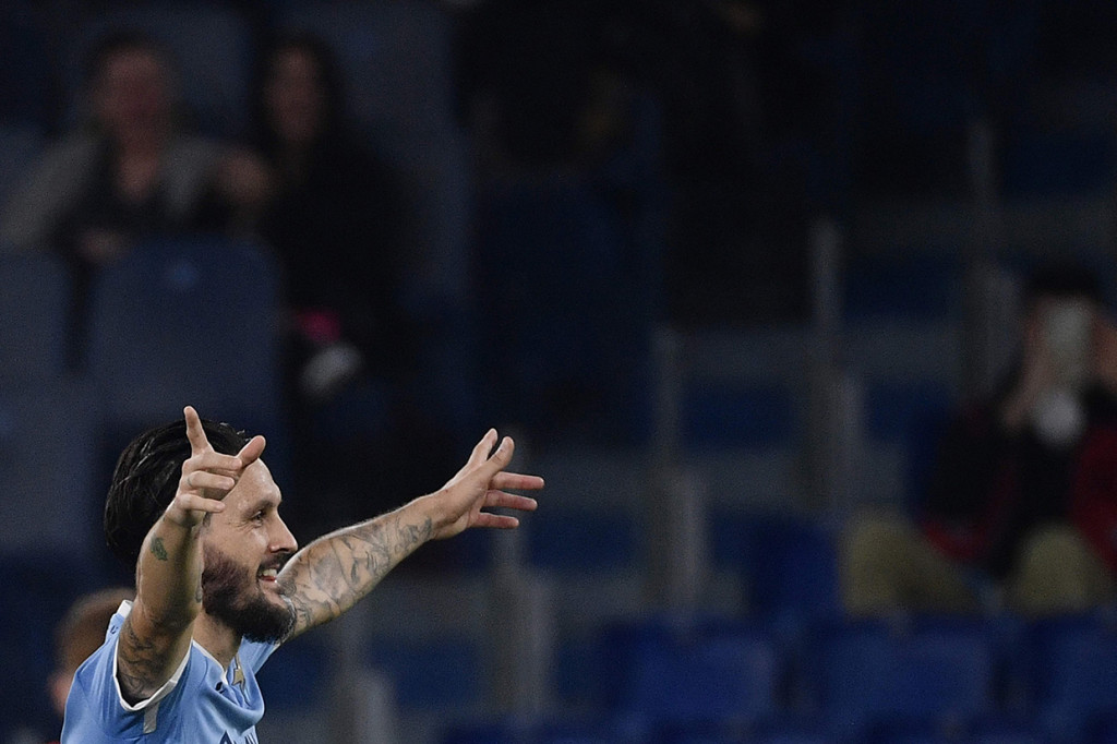 Luis Alberto melakukan selebrasi usai mencetak gol ke gawang Lazio pada laga lanjutan pekan 12 Liga Italia di Stadion Olimpico.