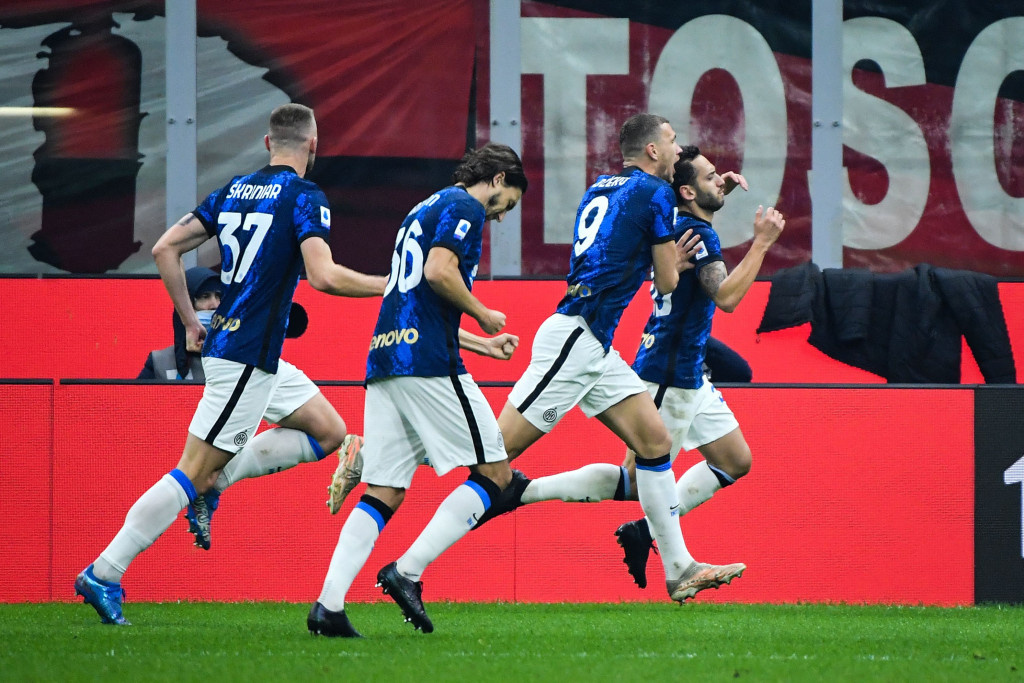 Hakan Calhanoglu dan tim melakukan selebrasi usai mencetak gol ke gawang AC Milan pada pekan ke-12 Liga Italia 2021-2022 berlangsung di Stadion San Siro, Senin, 8 November 2021, dini hari WIB.