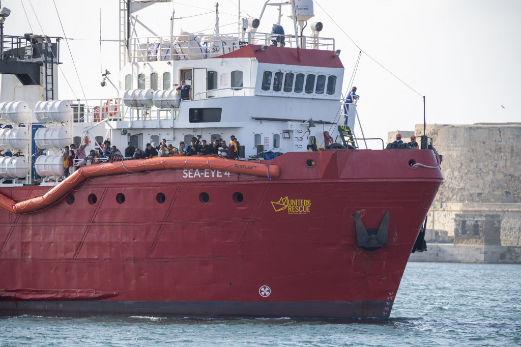 Sebuah kapal kemanusiaan Jerman menyelamatkan sekitar 800 migran, termasuk di antaranya adalah 15 anak-anak yang masih sangat kecil.
