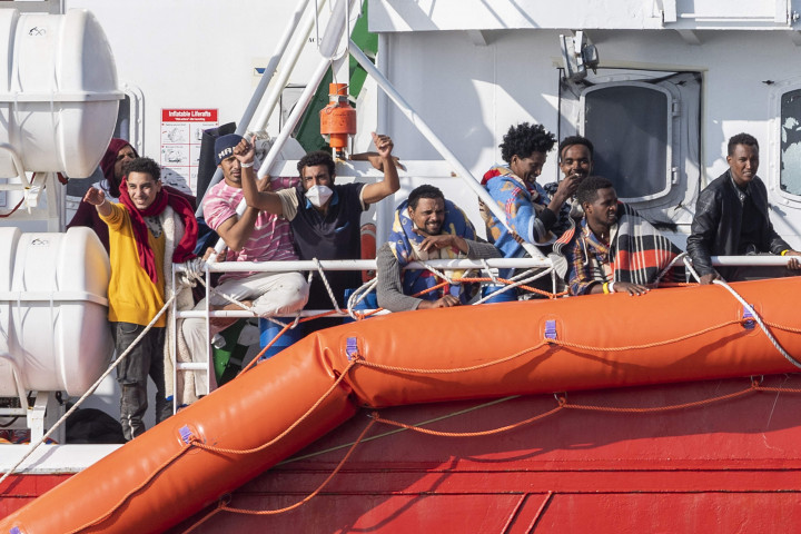 Kapal ini berlayar ke pelabuhan Sisilia, Italia, pada Minggu, 7 November 2021, setelah mendapat izin dari otoritas Italia. Selama berhari-hari kapal terkatung-katung di Laut Mediterania.