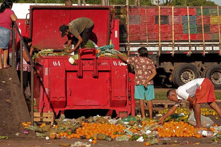 Sejumlah warga mengumpulkan buah-buahan dan sayuran yang dibuang oleh pedagang kaki lima di Belem, Para, Brasil, 4 November 2021.
