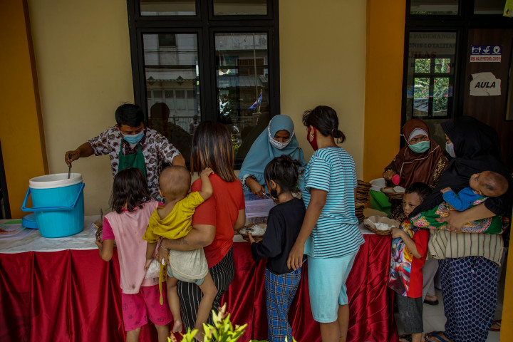 Kegiatan yang buka pada hari Senin - Jumat setiap jam 10.00 WIB ini dilakukan untuk membantu sesama yang terkena dampak pandemi.