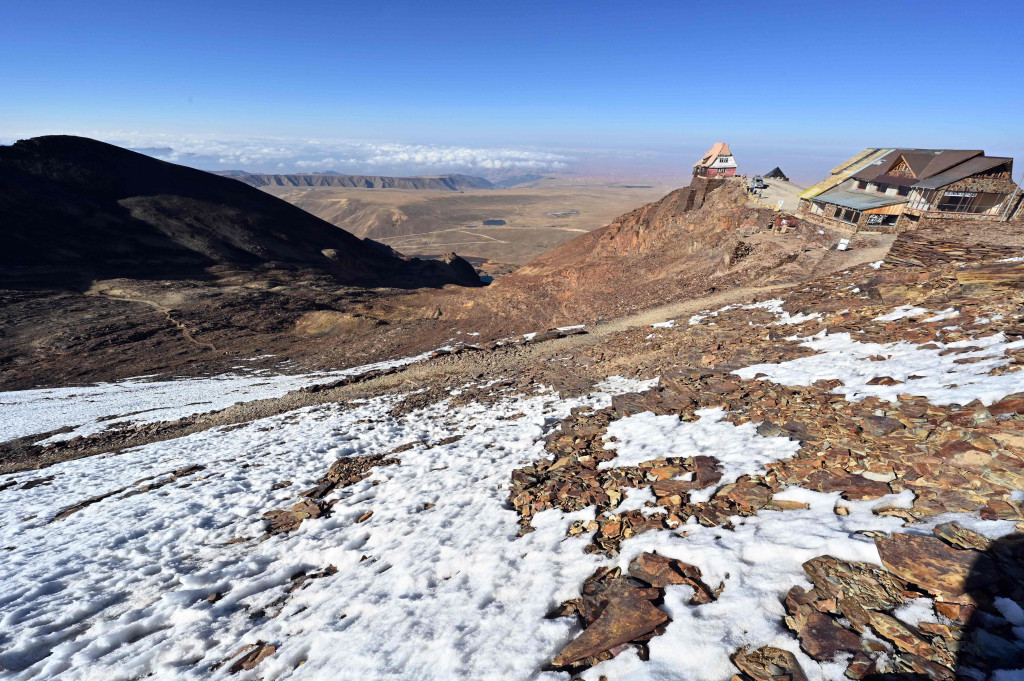Perubahan iklim mempengaruhi banyak hal, termasuk pariwisata. Seperti resor ski tertinggi dunia Chacaltaya, mulai sepi wisatawan karena kehabisan salju.