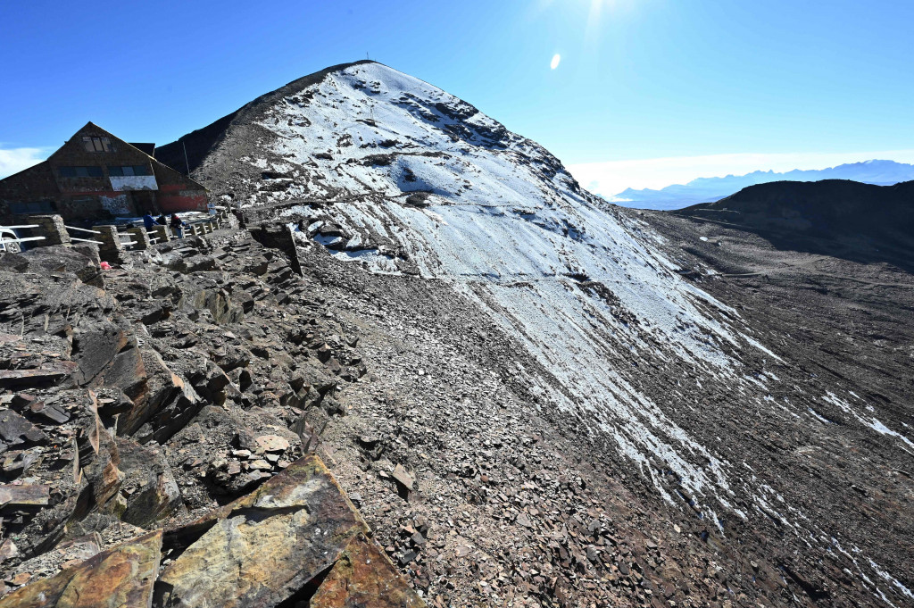 Hilangnya gletser juga berdampak pada pasokan air bagi jutaan orang Bolivia.
