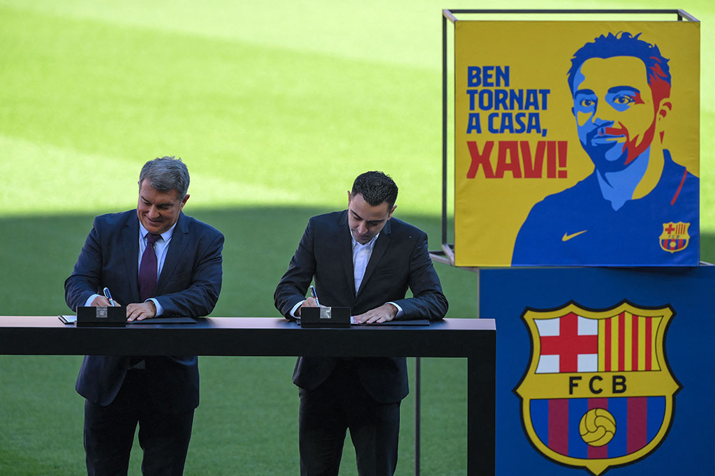 Pelatih berusia 41 tahun itu menandatangani kontraknya, yang berlaku hingga 2024, secara langsung di Camp Nou bersama presiden klub Joan Laporta dan keluarganya.