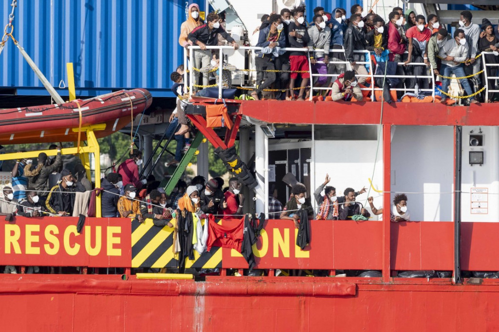Sebuah kapal kemanusiaan Jerman menyelamatkan sekitar 800 migran, termasuk di antaranya adalah 15 anak-anak yang masih sangat kecil. Kapal ini berlayar ke pelabuhan Sisilia, Italia, pada Minggu, 7 November 2021, setelah mendapat izin dari otoritas Italia. Selama berhari-hari kapal terkatung-katung di Laut Mediterania.