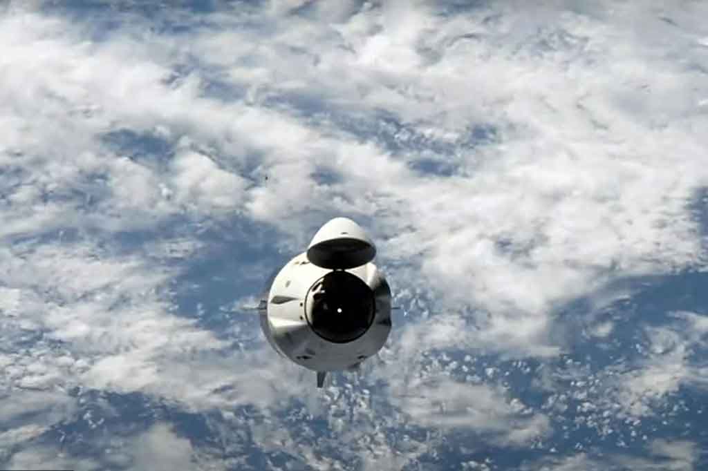 NASA mengumumkan bahwa mereka menaiki SpaceX Dragon yang dijuluki 'Endeavour' dan dilepas dari ISS pada pukul 14:05 Waktu Bagian Timur AS (1905 GMT).